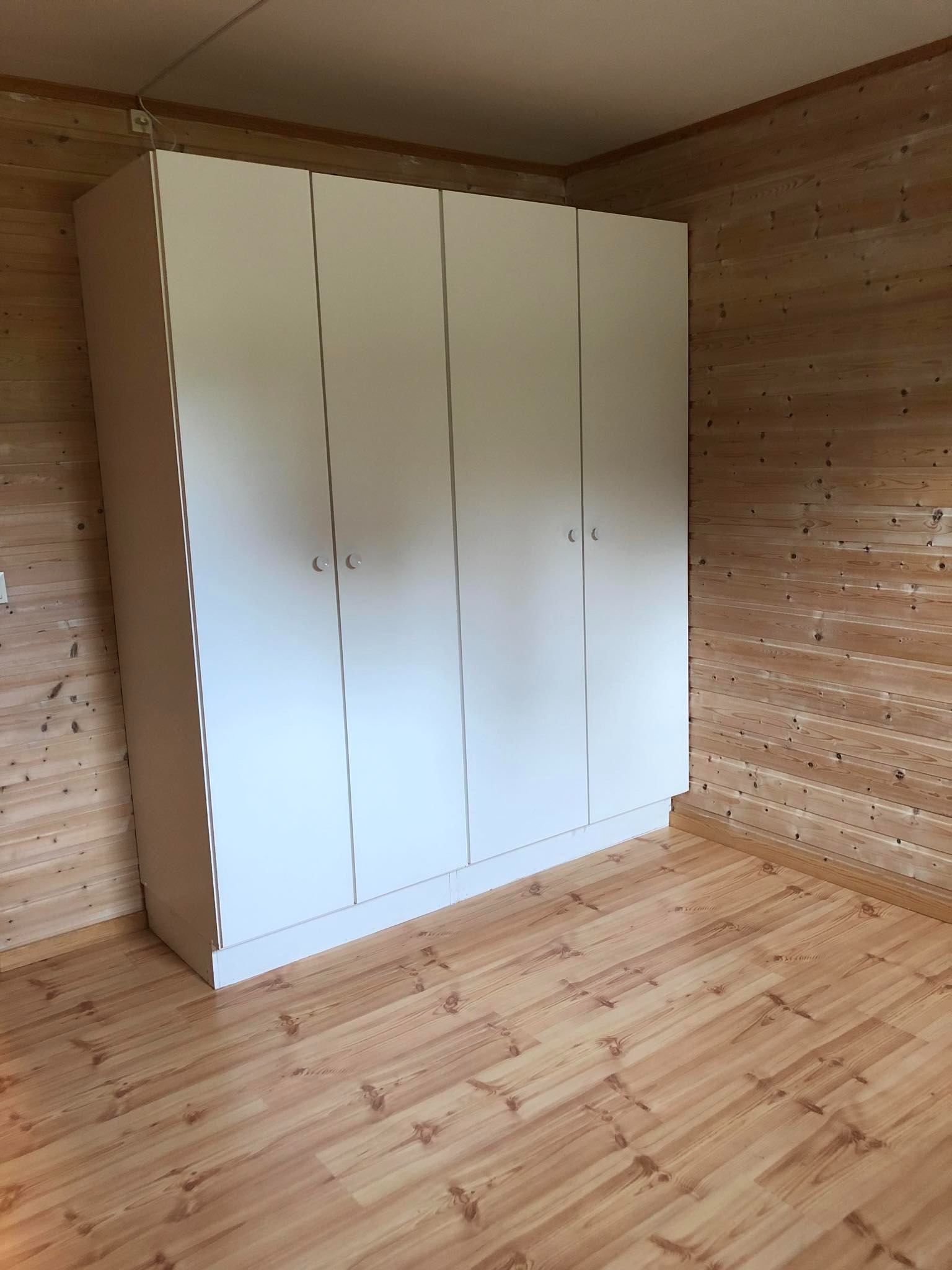 Hovedsoverom med garderobeskap